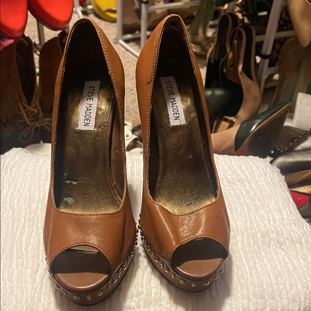 NWOT Steve Madden Tan Peep Toe Heels